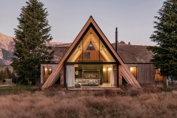 Una espectacular cabaña de madera y corcho en las montañas de Nueva Zelanda